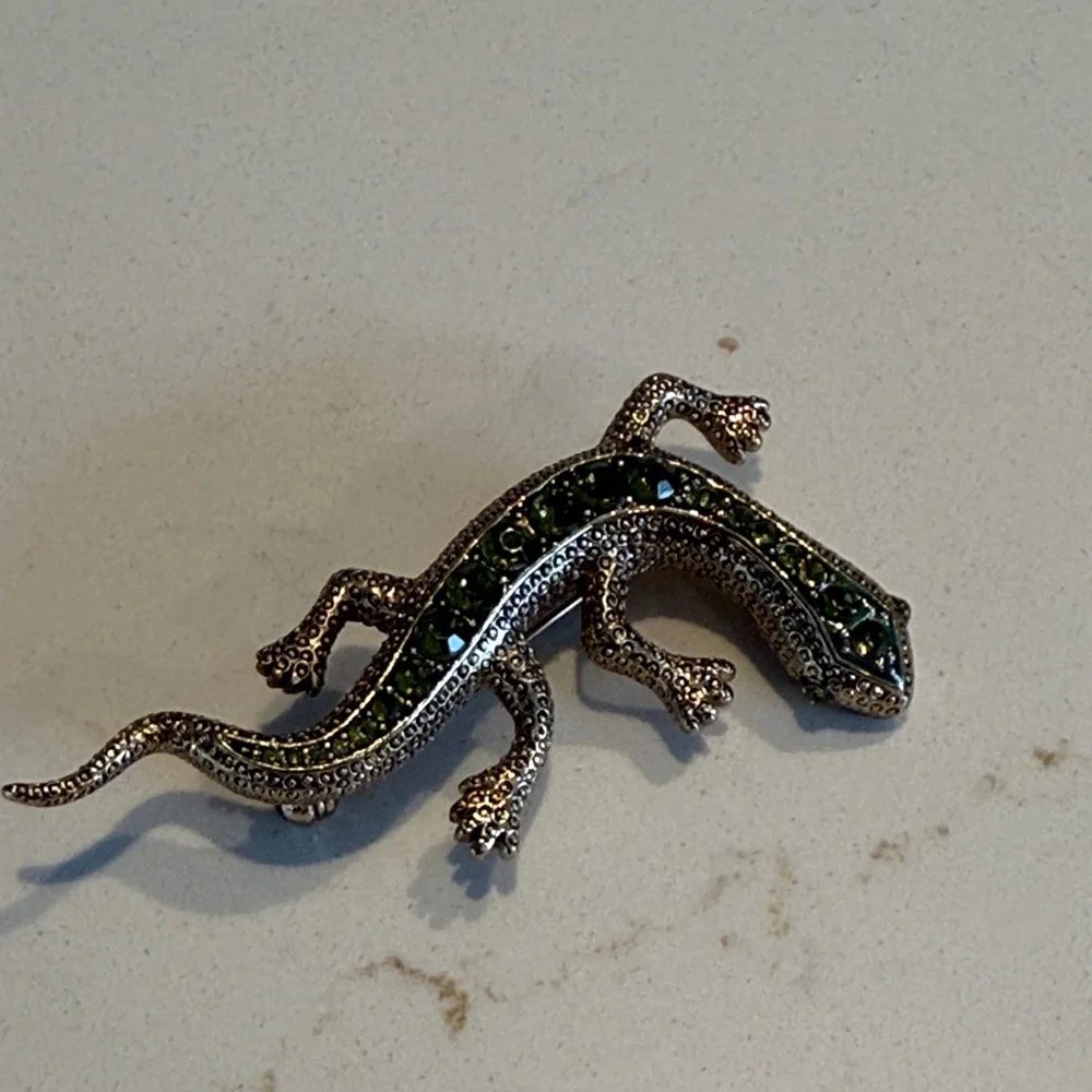 Elegant Green Rhinestone and Gold Lizard Brooch